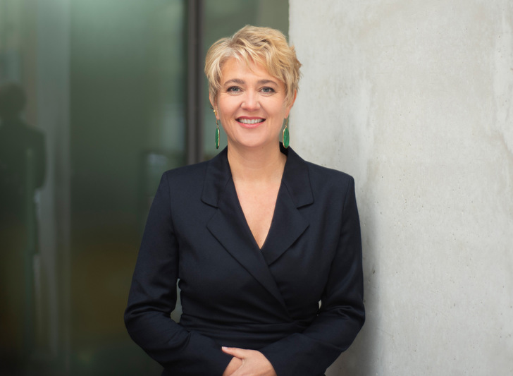 Corinna Enders, Vorsitzende der Dena-Geschäftsführung, betont die Bedeutung einer klimafreundlichen Sanierung des Gebäudebestands: „Sie kann der Bauwirtschaft neuen Schub geben und regionale Wertschöpfung stärken.“