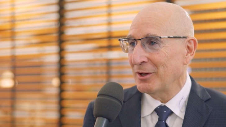 Der geschäftsführende Gesellschafter und Gründer von UKA in Meißen, Gernot Gauglitz, auf der Messe Husum Wind 2025 im Gespräch mit ERNEUERBARE-ENERGIEN-Redakteur Tilman Weber