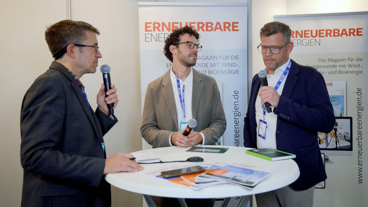 Mats Bednarczyk (Mitte), Referent Energiesysteme bei Green Planet Energy, und Marc Lindenberg (rechts), CSO und Managing Director von Next Energy im Gespräch mit ERNEUERBARE-ENERGIEN-Redakteur Tilman Weber auf der Husum Wind 2025