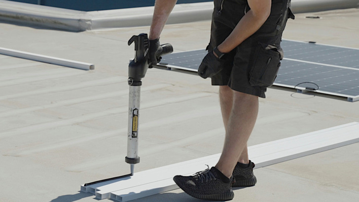 Die Leichtbaumodule werden zunächst an PVC-Rohre geklebt und danach auf die gleiche Weise an der Dachhaut befestigt. - © Osnatech Die Leichtbaumodule werden zunächst an PVC-Rohre geklebt und danach auf die gleiche Weise an der Dachhaut befestigt.