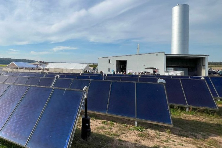 Solarthermiekraftwerk in Bracht bei der Eröffnungsfeier am 20. September 2025 - © www.energieforschung.de Solarthermiekraftwerk in Bracht bei der Eröffnungsfeier am 20. September 2025