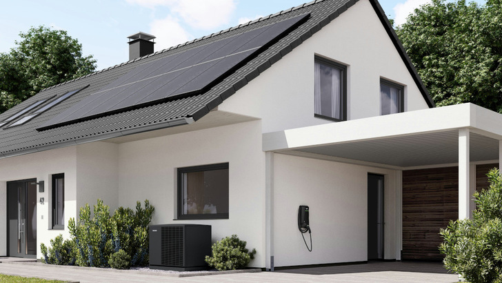 Solaranlage auf dem Dach und eine Wärmepumpe im Keller: Wenn dann noch ein dynamischer Stromtarif dazukommt, wird das Heizen wirklich preiswert.