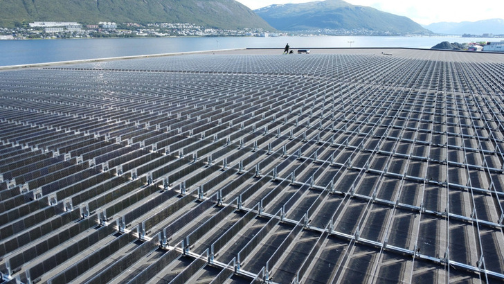 Die senkrecht aufgeständerten Module auf dem Dach der Lagerhalle in Norwegen nutzen die tief stehende Sonne perfekt aus. - © OverEasy Solar Die senkrecht aufgeständerten Module auf dem Dach der Lagerhalle in Norwegen nutzen die tief stehende Sonne perfekt aus.