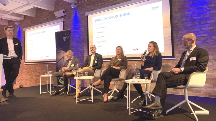 Talkrunde (v.l.) beim Herbstfest des BWO: Stefan Thimm, Jörg Cezanne, Alaa Alhamwi, Dunja Kreiser, Tetiana Chuvilina, Urs Wahl - © Nicole Weinhold Talkrunde (v.l.) beim Herbstfest des BWO: Stefan Thimm, Jörg Cezanne, Alaa Alhamwi, Dunja Kreiser, Tetiana Chuvilina, Urs Wahl