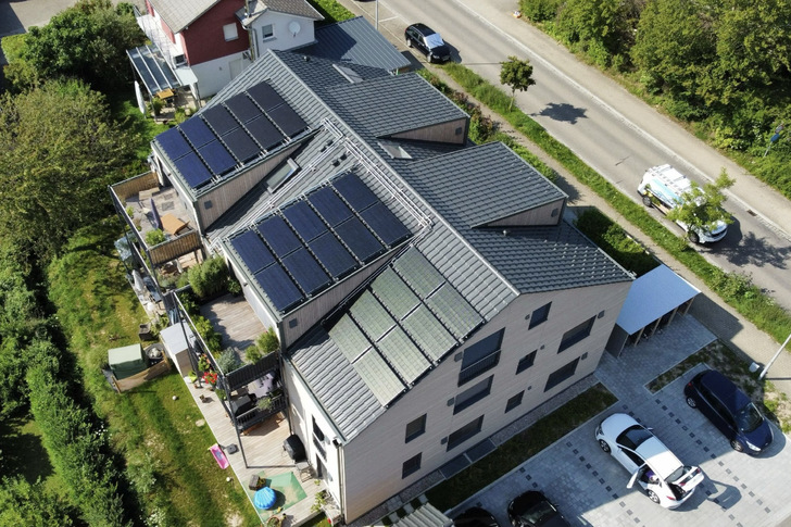 Kernsaniertes Gebäude in Heitersheim: 28 PVT-Luft-Solar-Kollektoren versorgen als alleinige Wärmequelle eine Wärmepumpe. - © Consolar Kernsaniertes Gebäude in Heitersheim: 28 PVT-Luft-Solar-Kollektoren versorgen als alleinige Wärmequelle eine Wärmepumpe.