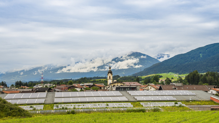 Das Forschungsprojekt „KomFi – Potenziale kommunaler finanzieller Beteiligung beim Ausbau Erneuerbarer Energien“ analysiert, wie Kommunen durch finanzielle Teilhabe den Ausbau von Wind- und Solarenergie voranbringen können.