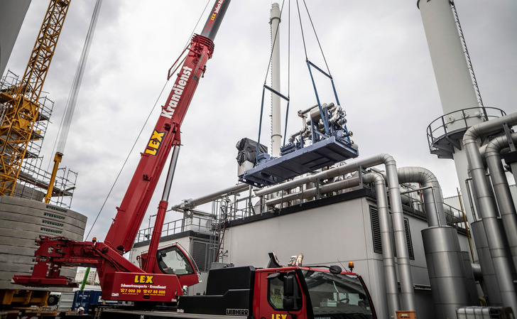 Installation der Großwärmepumpe am Heizkraftwerk Berlin-Neukölln