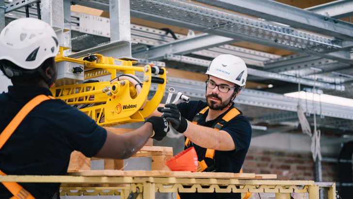 Die Busse werden mit solchen Pantografen geladen. - © Marian Margraf Die Busse werden mit solchen Pantografen geladen.