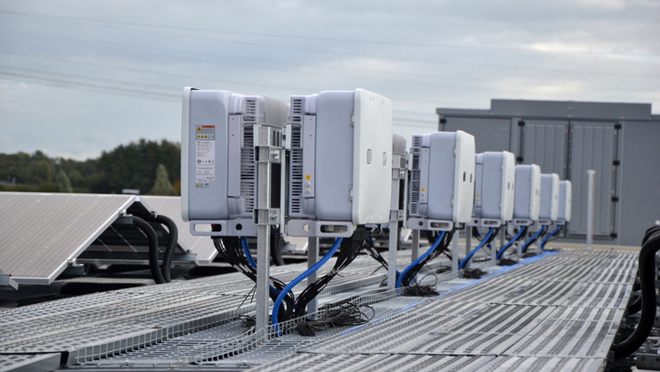 Die Zertifizierung der Photovoltaikanlagen ist weiterhin wichtig, damit sie sich am Netz auch korrekt verhalten.