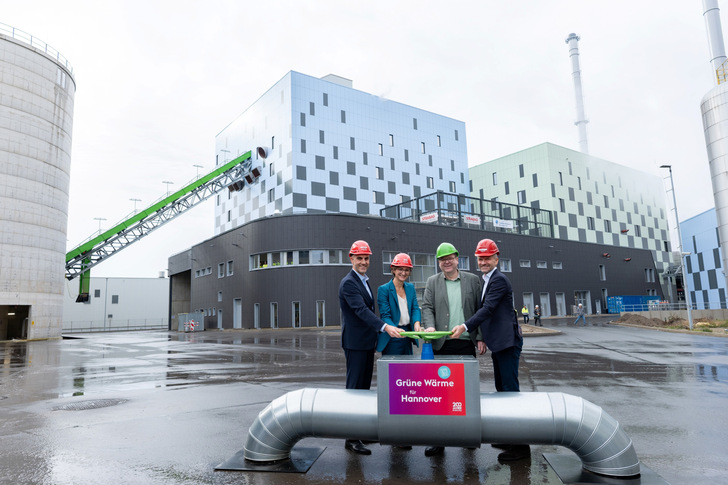 Feiern die Einweihung des neuen Biomasse-Heizkraftwerks in Hannover (von links): Oberbürgermeister Belit Onay, Energiecity-Geschäftsführerin Aurélie Aleman, Umweltminister Christian Meyer und VWN-Vorstand Steffen Reiche.