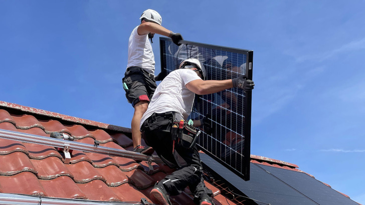 Der Zubau von Solaranlagen wirkt sich an der Strombörse preissenkend aus.