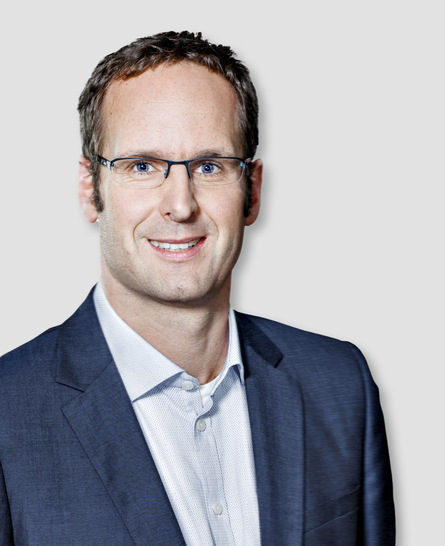 Joachim ﻿Plesch
 ist geschäftsführender Gesellschafter der Gorfion Green Energy GmbH aus Konstanz. Nach Studien und Abschlüssen in BWL und VWL stieg der ­Ökonom als kaufmännischer Leiter eines ­Maschinenbauers für die Solarzellenherstellung in die Branche der erneuerbaren Energien ein. Danach folgten mehrere Stationen als CFO und Geschäftsführer im Maschinenbau, doch die Photovoltaik ließ ihn nicht los. Im Februar 2021 gründete er zusammen mit Sebastian Pingel vom Fraunhofer ISE die Firma Gorfion Green Energy, die Solaranlagen für mittelständische Betriebe finanziert.