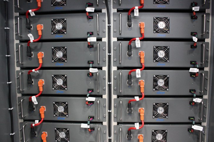 Farblich codierte Verbindung der Pole von Batteriemodulen im Speicherschrank.