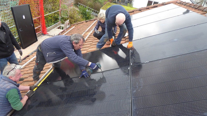 Engagierte Laien legen Hand an bei der Dachinstallation einer Anlage in Lörrach bei Freiburg.