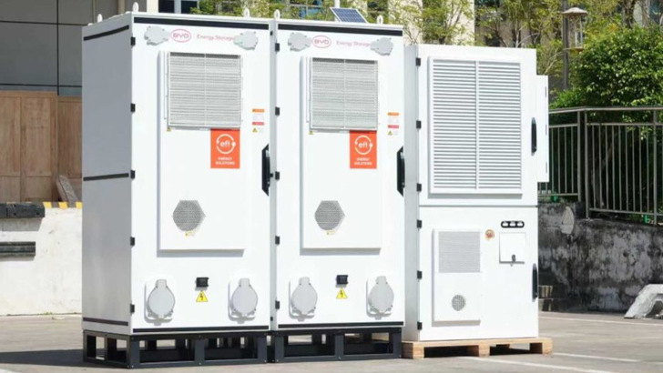 Der Gewerbespeicher kommt mit BYD-Batteriemodulen.