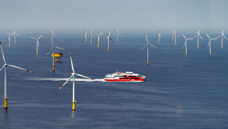 Katamaran Halunder Jet auf Kurs durch deutsche Nordsee-Meeres-Windparks