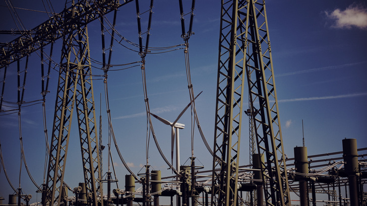 Lackmann fordert Wettbewerb statt Monopole. Die BNetzA sollte den Netzausbau auch im Verteilnetz jeweils ausschreiben, mit klaren Zeitvorgaben.