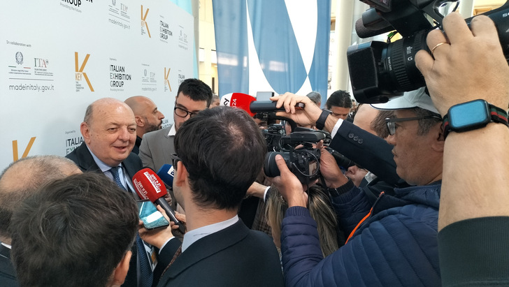 Minister für Umwelt und Energiesicherheit, Gilberto Pichetto Fratin umringt von Journalisten auf der Messe Key in Rimini im März 2025