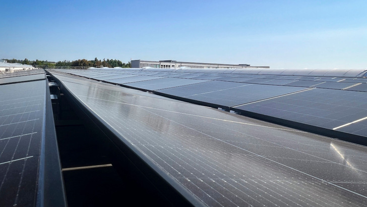 Die Anlage auf dem Dach des KHS-Werks in Worms ist Teil der Nachhaltigkeitsstrategie des Unternehmens.
