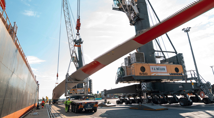 Was tun, wenn steigende Rohstoff- und Komponentenkosten oder Lieferengpässe die Vertragsbedingungen ändern? Symbolbild: Umschlag an der Weser