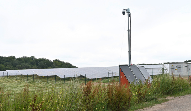 Beim Betrieb verlangen Versicherer einen verantwortungsvollen Umgang mit der Anlage. So wird immer öfter ein Diebstahlschutzkonzept verlangt - etwa mit Zaun und Bauüberwachungskamera, wie hier.