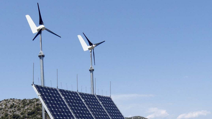 Kleinwind und Solarstrom ergänzen sich gut.