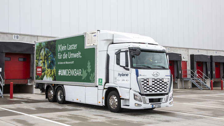 Wasserstoff-Lkw am Logistikzentrum der REWE Nord in Henstedt-Ulzburg