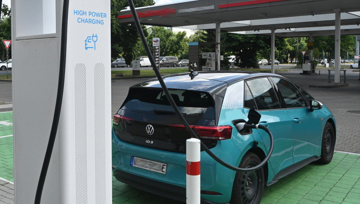 Immer mehr Besitzer von Elektroautos laden öffentlich.