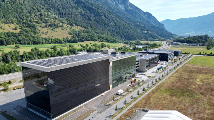 Das Industriegebäude in der Schweiz bekommt von Solaranlagen mit 1.074 Kilowatt an Ost-, Süd- und Westfassade Winterstrom.