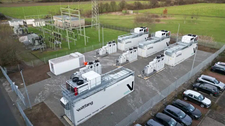 Der Großspeicher liefert 20 Megawattstunden und eine verfügt über eine Leistung von 9,5 Megawatt.