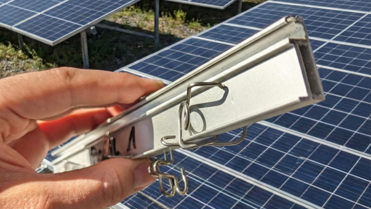 Die flexiblen Clips aus Federstahl bieten ausreichend Halt für die zuverlässige Montage.