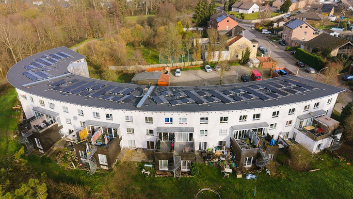 Dank Solarstrom, Wärmepumpe und Batteriespeicher nutzen die Mieter einen Großteil der Solarenergie direkt vom eigenen Dach.