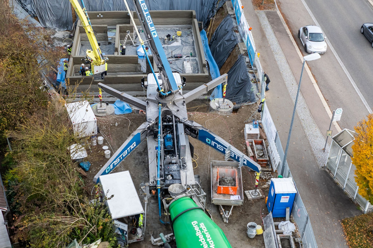 Erstmals weltweit wird ein Keller im mobilen 3D-Betondruckverfahren direkt auf der Baustelle realisiert.