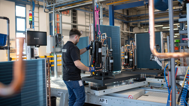 Nach anderthalb Jahren Pause laufen in Höxter wieder Wärmepumpen vom Band.