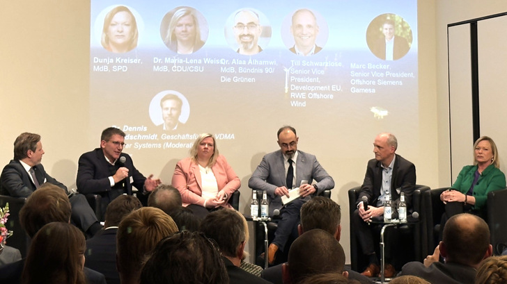 Talkrunde beim Parlamentarischen Abend, v.l.: Dennis Rendschmidt, Geschäftsführer, VDMA Power Systems (Moderation), Marc Becker, Senior Vice President, Offshore Siemens Gamesa, Maria-Lena Weiss, MdB, CDU/CSU, Alaa Alhamwi, MdB, Bündnis 90/Die Grünen, Till Schwarzlose, Senior Vice President, Development EU, RWE Offshore Wind, Dunja Kreiser, MdB, SPD