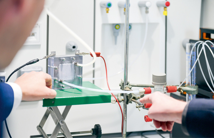 Im Rahmen des Projektes „Ammonia2H2“ wird erforscht, wie sich Wasserstoff aus Ammoniak gewinnen lässt.