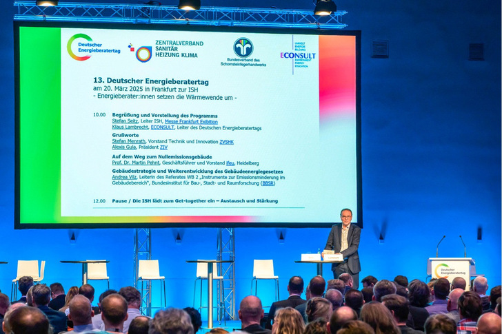 Tagungsleiter Klaus Lambrecht von Econsult machte beim Energieberatertag deutlich, dass der Weg hin zu einem klimaneutralen Gebäudebestand anspruchsvoll bleibt. Um das Ziel zu erreichen, brauche es verlässliche Rahmenbedingungen in der Gesetzgebung und bei den Förderprogrammen.