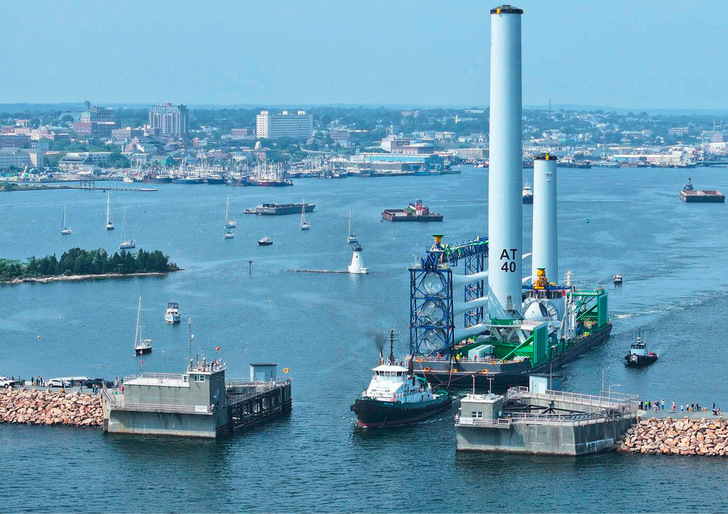 Bau des Windparks Vineyard vor Massachusetts mit feierlicher Ausfahrt der ersten Anlage vom Typ GE Haliade X mit 13 Megawatt, Oktober 2023.