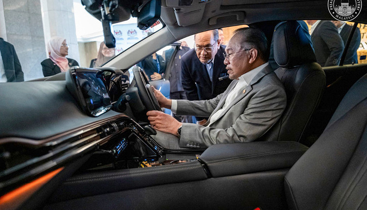 Malaysias Premier Anwar Ibrahim im Dezember beim Testsitzen in einem Wasserstoffauto