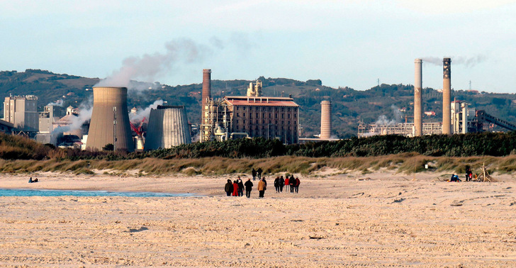 Energieintensive Industrie in Italien - hier Chemiewerk von Solvay in Taranto