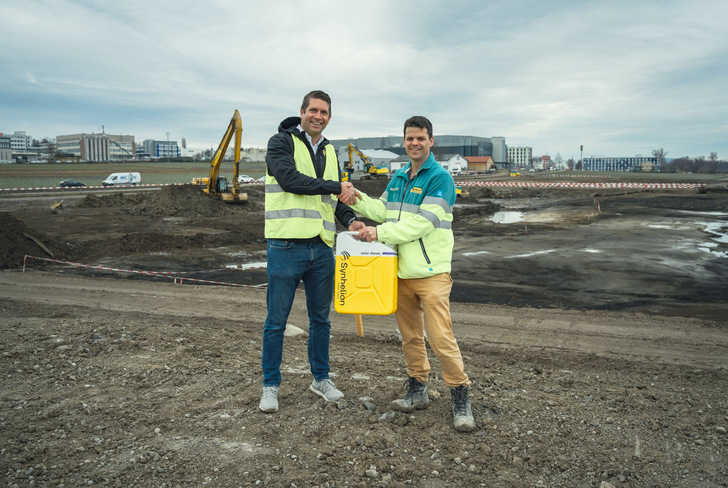 Philipp Furler, Co-CEO and co-founder of Synhelion, and Silvan Eberhard, Head of Logistics at Eberhard Unternehmungen, are pleased about the solar diesel purchase agreement for construction machinery.