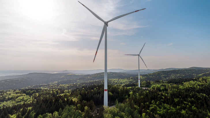 Ostwind-(Orsted-Onshore-Deutschland-)Windpark Schiederhof nahe dem Ostwind-Stammsitz Regensburg. Das Anlagenduo war 2018 als Waldwindpark aus zwei Vestasanlagen mit 3,45 Megawatt des Typs V136 in Betrieb gegangen.