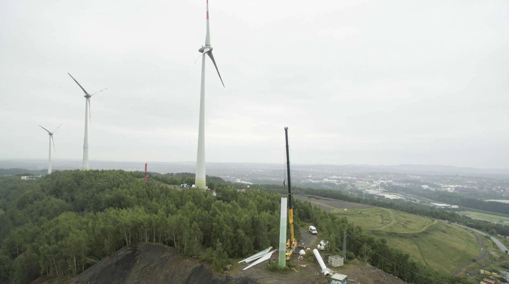 Einer der ersten Windparks um Osnabrück, der Windpark Piesberg von 2010 mit Blick auf den Rückbau einer noch älteren Anlage.
