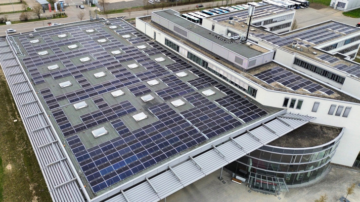 Neues Solardach für das Daimler-Werk in Neu-Ulm.