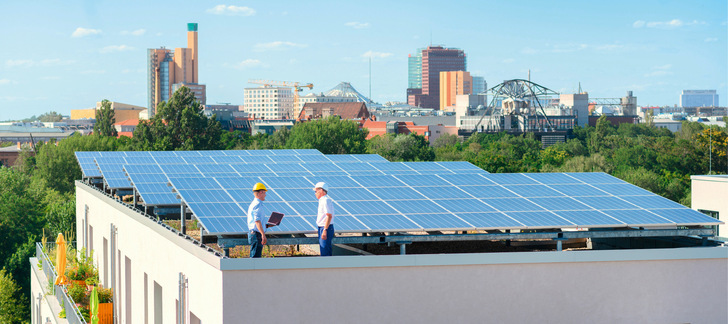 Damit in einer Wohnungs­eigentümergemeinschaft eine PV-Anlage installiert werden kann, gilt es im Vorhinein einiges zu regeln. Energieberatende können dabei helfen.