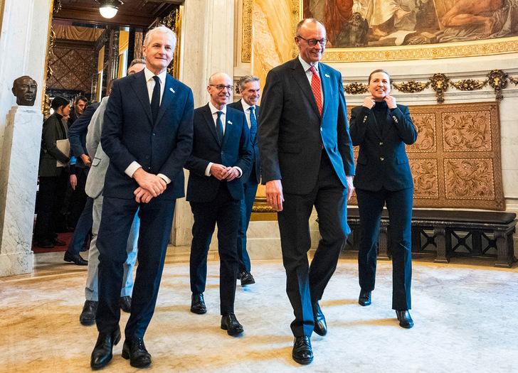Nordseegipfel mit Kanzler Friedrich Merz in Hamburg: um ihn von links die Premiers Jonas Gahr Støre (Norwegen), Luc Frieden (Luxemburg), „Dick“ Schoof (Niederlande), Mette Frederiksen (Dänemark)