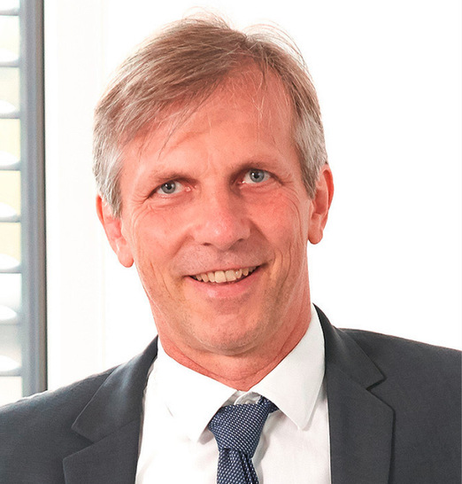 Mario Ragwitz, Leiter des Fraunhofer IEG. IEG gehört zu den Mitinitiatoren des CDI und bringt seine Kompetenz in dessen verschiedenen Innovationsgruppen ein. Das Cluster Dekarbonisierung der Industrie ist ein interdisziplinäres Netzwerk aus Unternehmen, Verbänden und Forschungseinrichtungen. Aus der Strukturwandelregion Lausitz heraus unterstützt es als Ideengeber und Multiplikator den Transformationsprozess der Industrie hin zur Klimaneutralität.