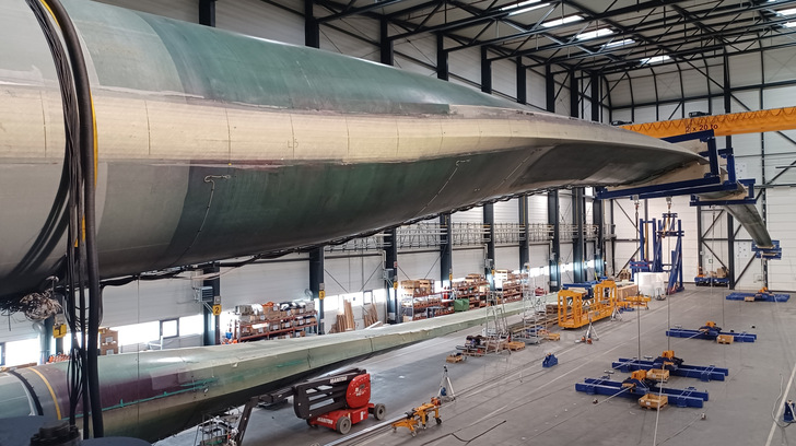 Aus Deutschland bereits abgewanderte Wertschöpfung: Die Produktion von Rotorblättern wie hier bei Nordex. Zu sehen ist ein  Blatttest für die Anlage N175