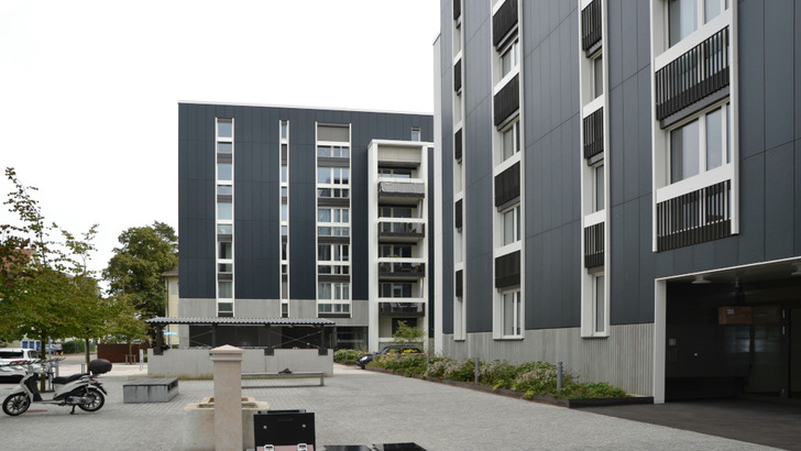 Solarmodule in Fassaden müssen besondere Anforderungen an den Brandschutz erfüllen. In Deutschland ist man mit neuen Eckpunkten auf dem Weg hin zu einer Standardisierung der Brandtests.