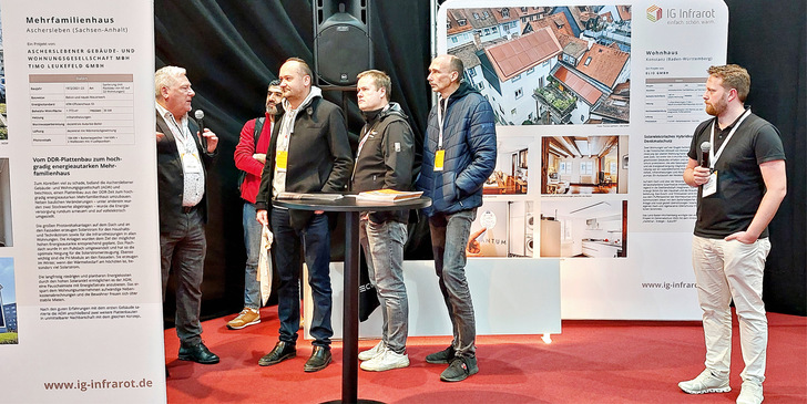 In der Fachausstellung zur solarelektrischen Wärmetechnik entwickelten sich angeregte Gespräche.